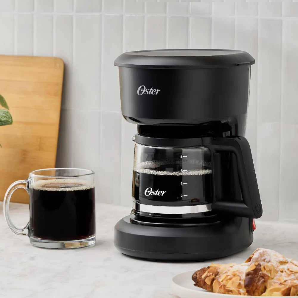 Cafetera Oster 5 Tazas con filtro reutilizable BVSTDCS51B